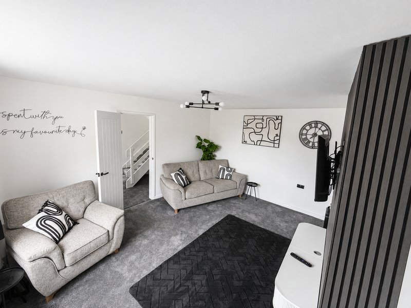 Hollow House | Great Location | Free Parking | Work Space | Fast Wi-Fi