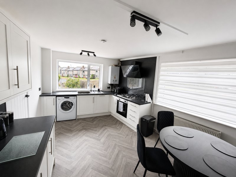 Hollow House | Great Location | Free Parking | Work Space | Fast Wi-Fi