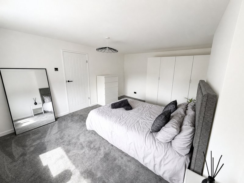 Hollow House | Great Location | Free Parking | Work Space | Fast Wi-Fi