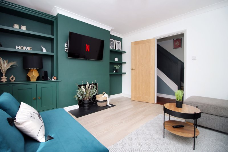 Stylish 3-Bed Home in Bath, Perfect for Famiies & Contractors