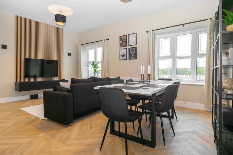 Modern 4 Bed House with Pool Table