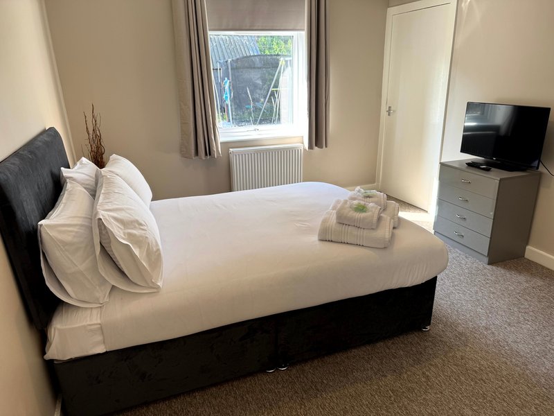 2-Bedroom Apartment | Sleeps 4 | Private Parking