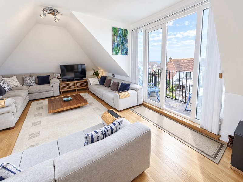SEA VIEWS - 2BR apartment with en-suites, private parking & workspace