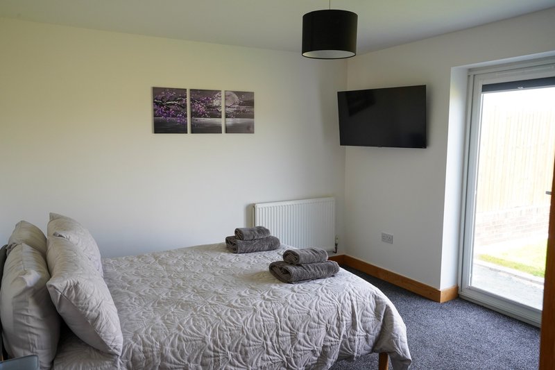 The bright, spacious room also features a wall-mounted TV and generous storage, making it a practical and comfortable choice for contractors and working groups staying for short or extended periods.