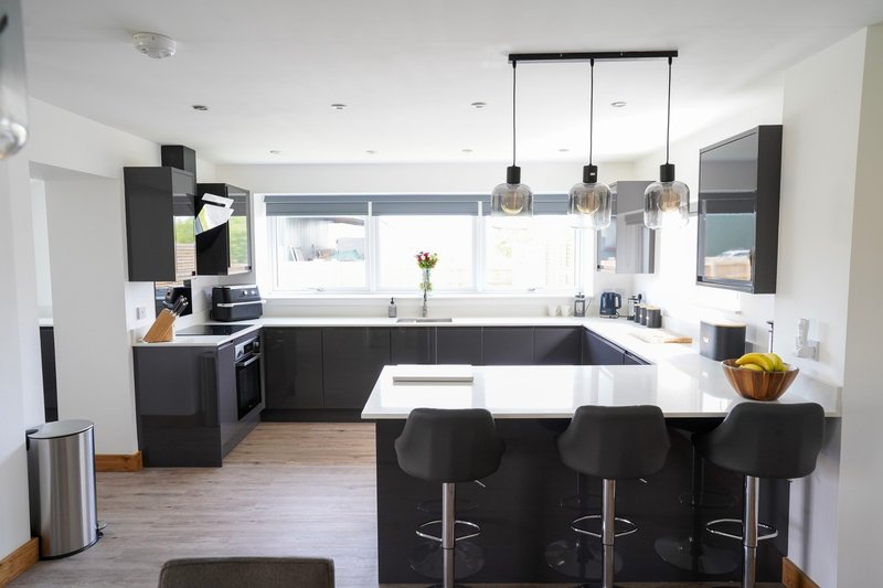 A bright, modern kitchen and dining space designed with working groups in mind. With plenty of space to cook, eat and relax, it’s a welcoming area that makes longer working stays feel more like home
