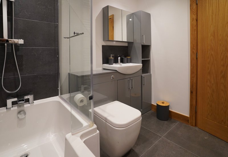 With a full-size bath and shower, spacious vanity unit, WC and plenty of storage, it offers everything your working group needs for a comfortable stay.