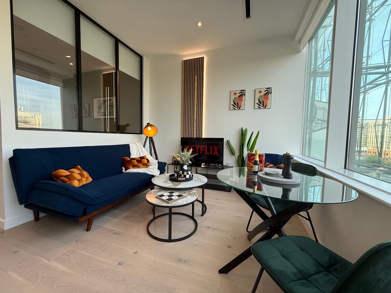 Luxury Flat | Sleeps 4 | Parking | Gym | Workspace