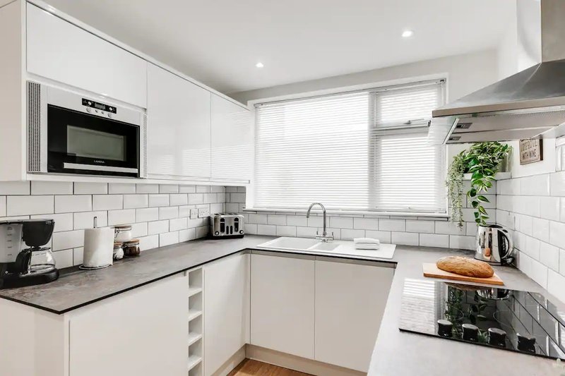 Fairfield House - Stylish 4-Bedroom Home with 2 Bathroom + Parking