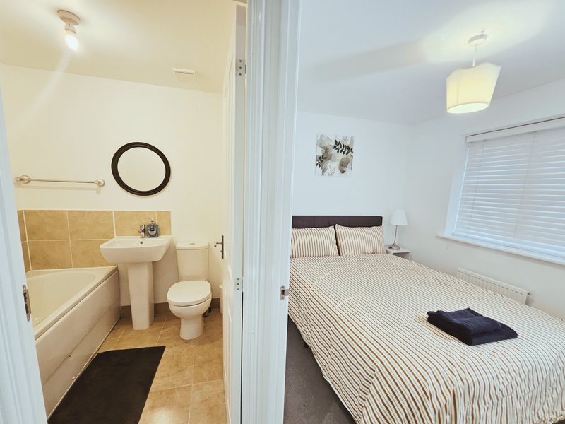 Main bathroom - sink, toilet and bath
