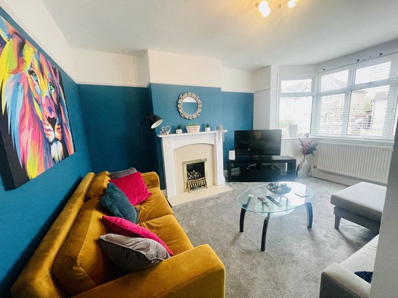 Kingsbury House -  3 Bedroom 2 Bathroom Home | Parking | WiFi
