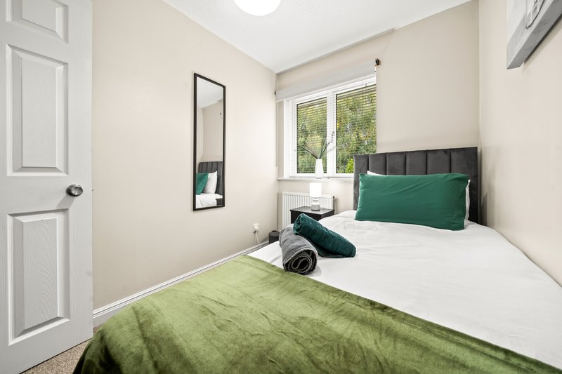 4BD 2BA+ additional 2WC | WiFi | Driveway | 7 Beds | Bolton