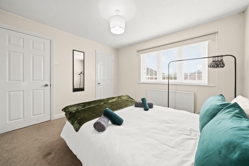 4BD 2BA+ additional 2WC | WiFi | Driveway | 7 Beds | Bolton