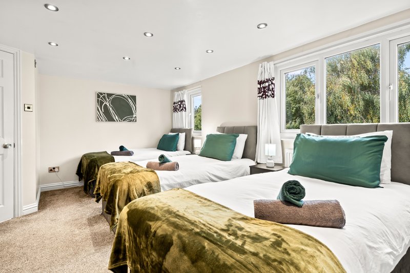 4BD 2BA+ additional 2WC | WiFi | Driveway | 7 Beds | Bolton
