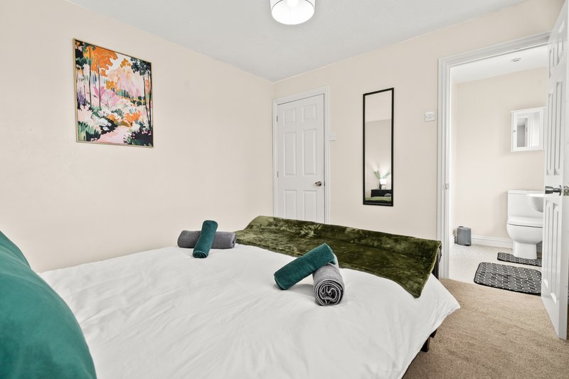4BD 2BA+ additional 2WC | WiFi | Driveway | 7 Beds | Bolton