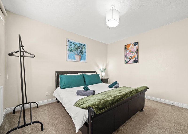 4BD 2BA+ additional 2WC | WiFi | Driveway | 7 Beds | Bolton