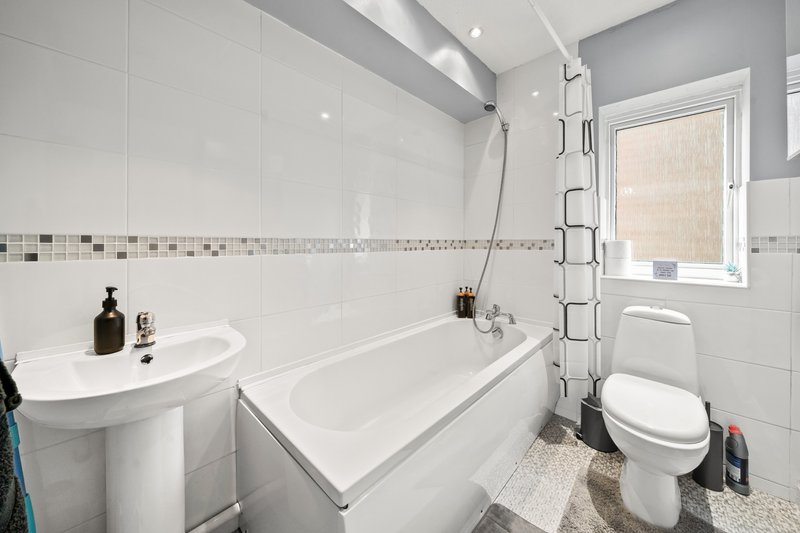 4BD 2BA+ additional 2WC | WiFi | Driveway | 7 Beds | Bolton