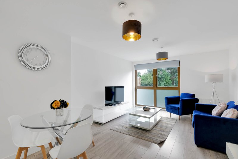 The Bushey Balcony Apartment | Near Harry Potter Studios