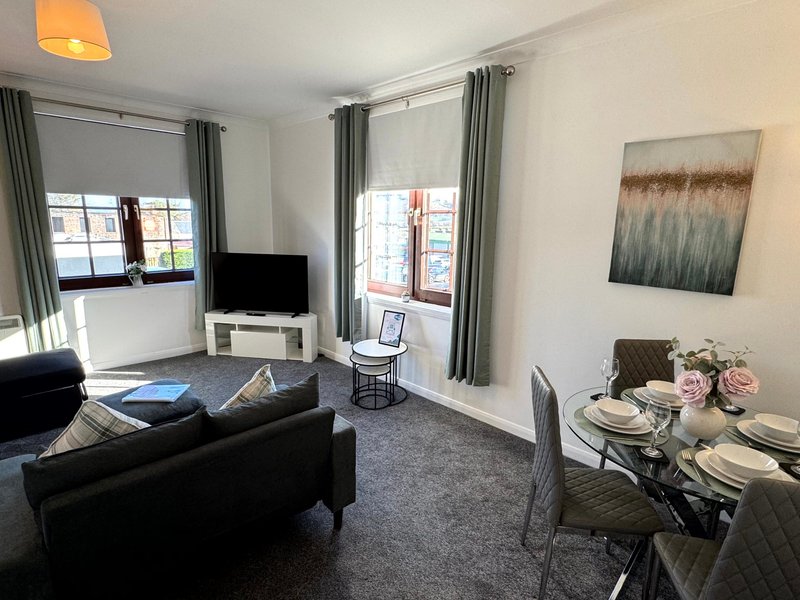 Stylish Central Auchterarder Apartment + Parking