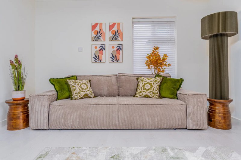 A well-located 2-bedroom bungalow in Bishop’s Stortford, ideal for longer-term stays.