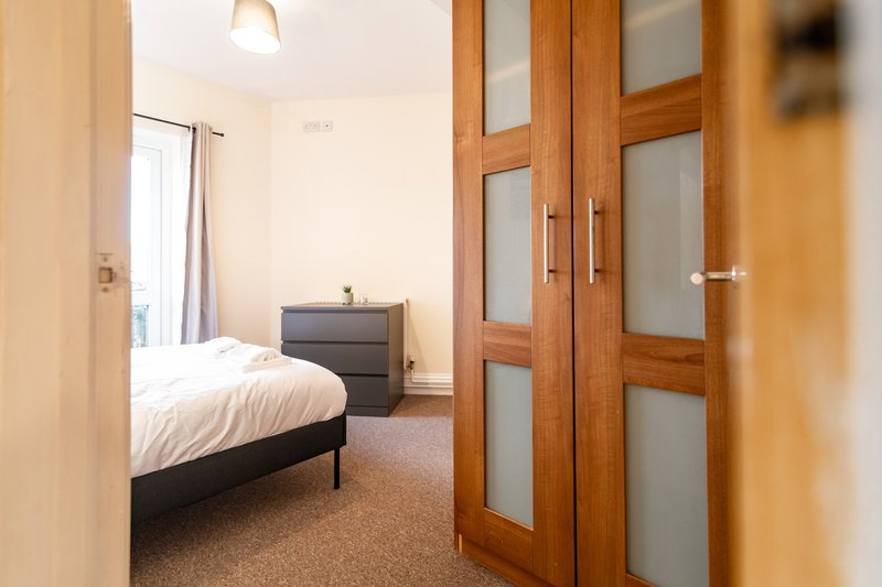 2-Bedroom Flat near Folkestone Harbour with Allocated Parking, Sleeps 4