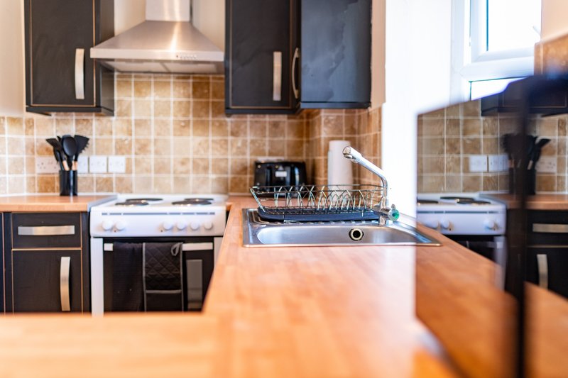 2-Bedroom Flat near Folkestone Harbour with Allocated Parking, Sleeps 4