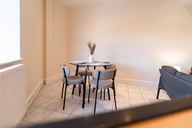 2-Bedroom Flat near Folkestone Harbour with Allocated Parking, Sleeps 4
