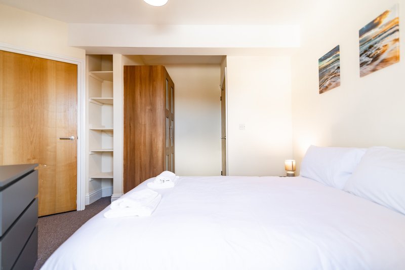 2-Bedroom Flat near Folkestone Harbour with Allocated Parking, Sleeps 4