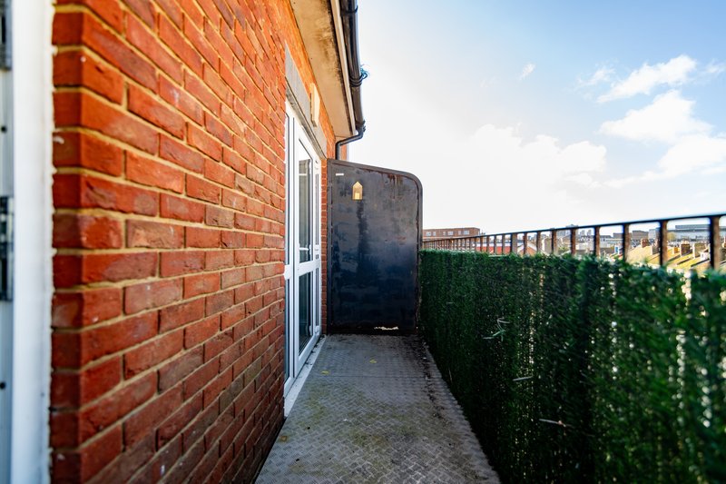 2-Bedroom Flat near Folkestone Harbour with Allocated Parking, Sleeps 4