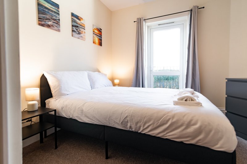 2-Bedroom Flat near Folkestone Harbour with Allocated Parking, Sleeps 4