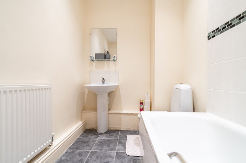 2-Bedroom Flat near Folkestone Harbour with Allocated Parking, Sleeps 4