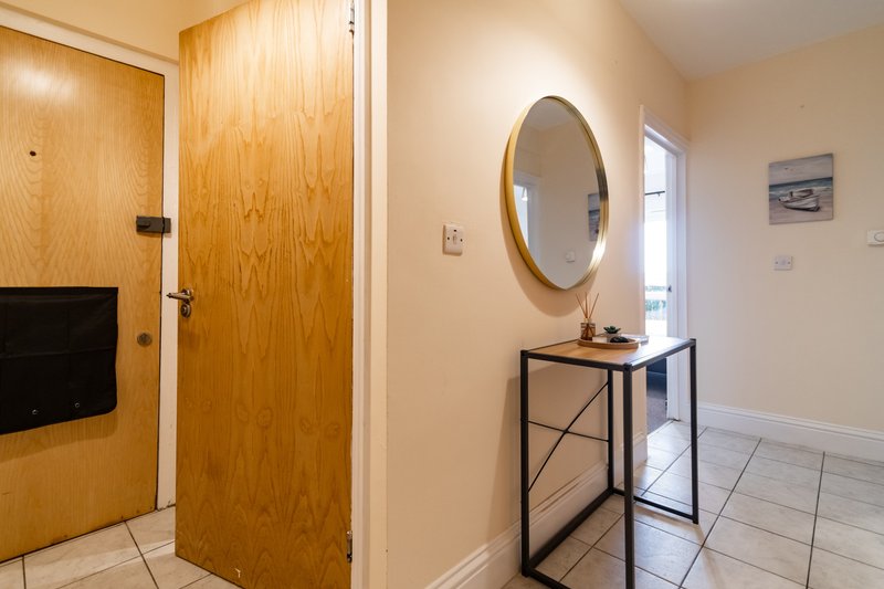 2-Bedroom Flat near Folkestone Harbour with Allocated Parking, Sleeps 4