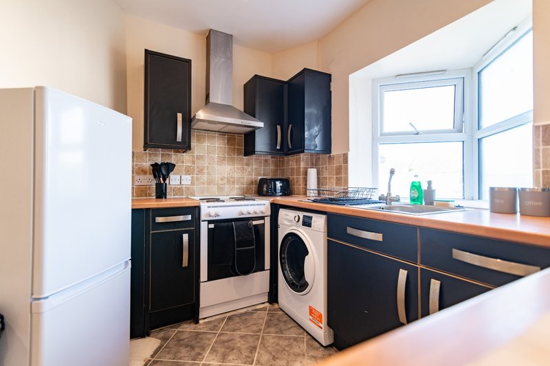 2-Bedroom Flat near Folkestone Harbour with Allocated Parking, Sleeps 4