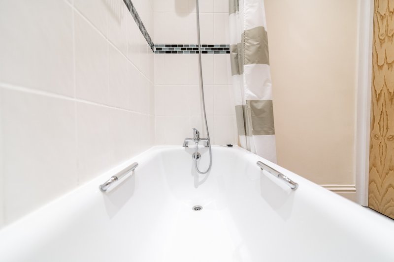 2-Bedroom Flat near Folkestone Harbour with Allocated Parking, Sleeps 4