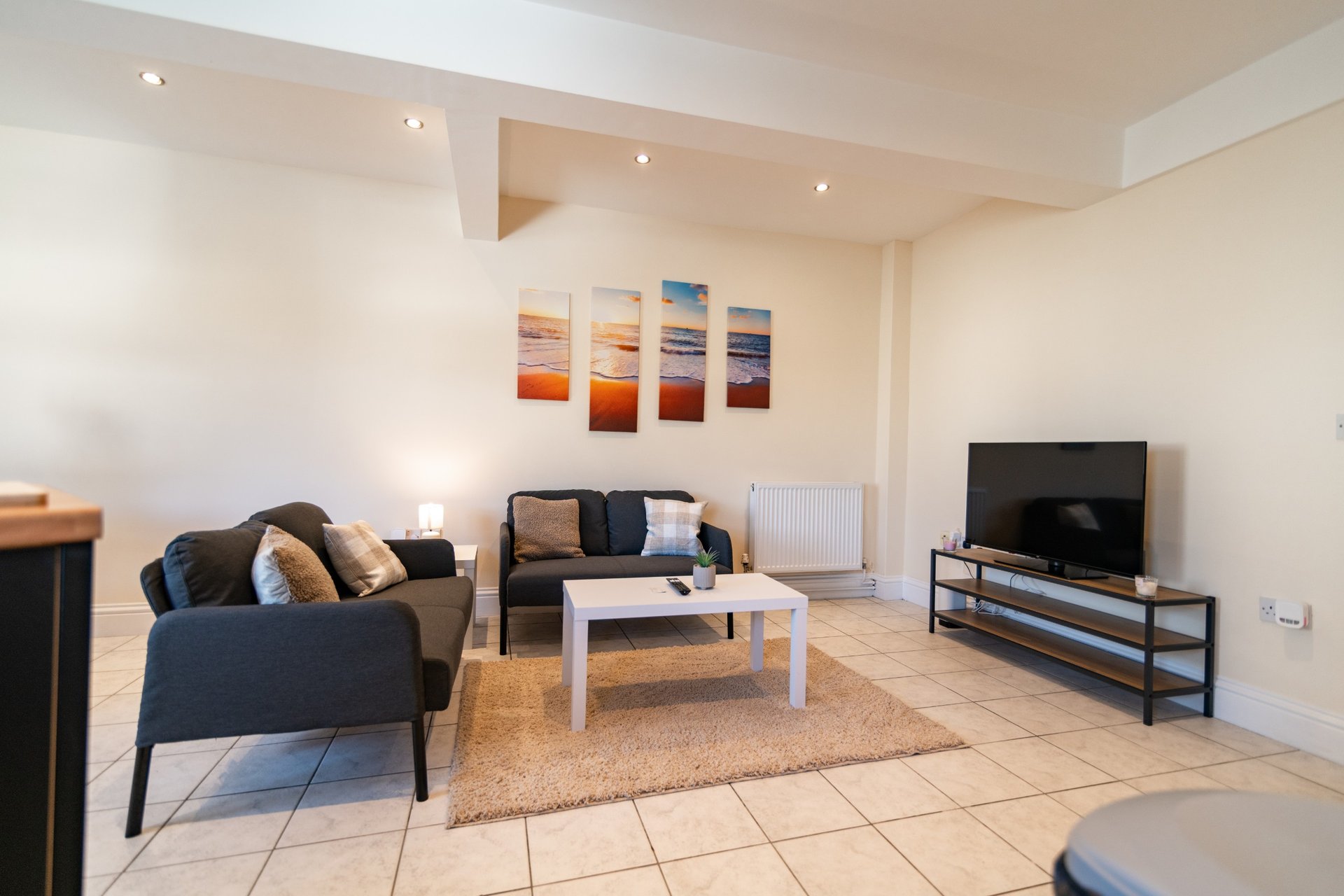 2-Bedroom Flat near Folkestone Harbour with Allocated Parking, Sleeps 4
