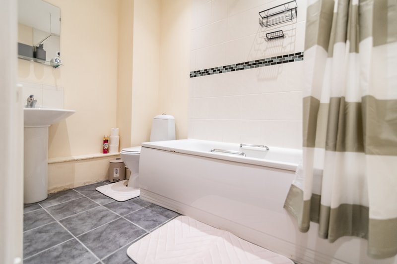 2-Bedroom Flat near Folkestone Harbour with Allocated Parking, Sleeps 4