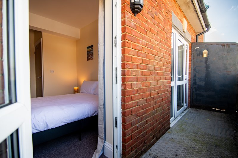 2-Bedroom Flat near Folkestone Harbour with Allocated Parking, Sleeps 4