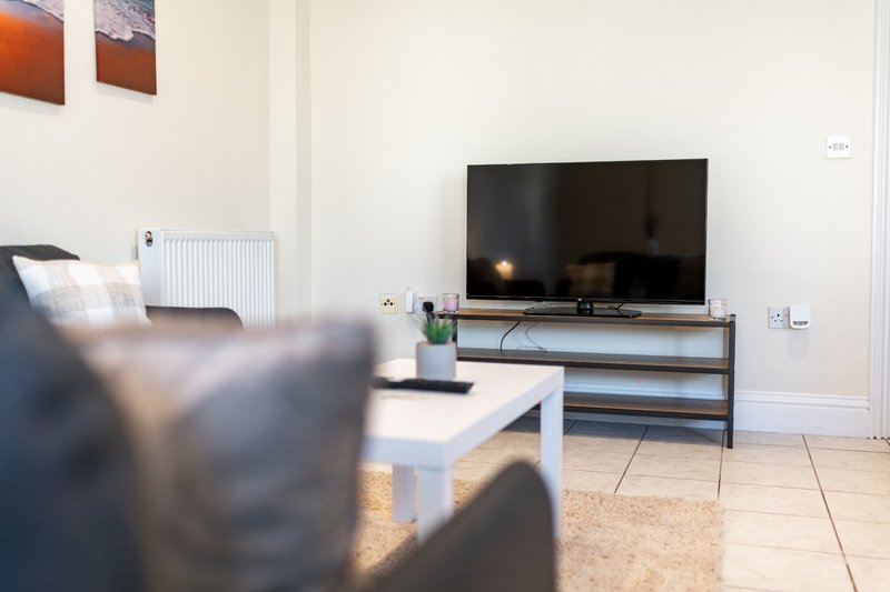 2-Bedroom Flat near Folkestone Harbour with Allocated Parking, Sleeps 4