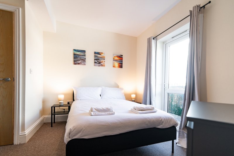 2-Bedroom Flat near Folkestone Harbour with Allocated Parking, Sleeps 4
