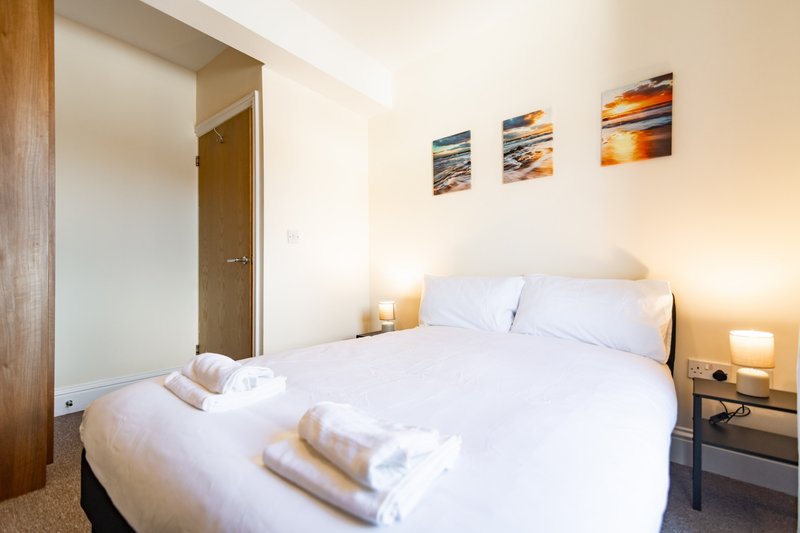 2-Bedroom Flat near Folkestone Harbour with Allocated Parking, Sleeps 4