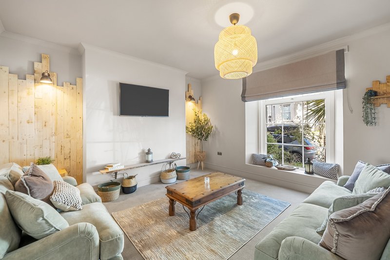 Coastal Urban Retreat- 5 Bed House close to Dockyard, Naval Base and City Centre