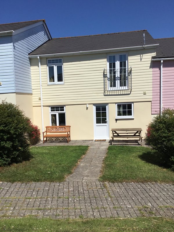 Satinwood- 4 bed, 3 bathrooms house, pool, gym, sauna etc.