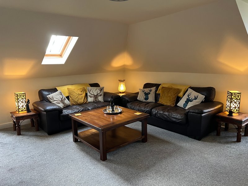 2-Bedroom, 2-Bathroom Top-Floor Loft Apartment on Wellington Square, Ayr with Sea Views, Sleeps 4
