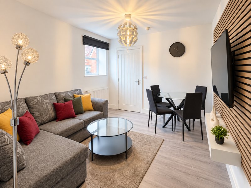 Exquisite Four Double Bed Room House with Free Parking