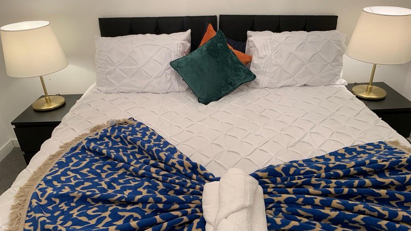 Spacious entire 3 Bed House/Multiple Parking*