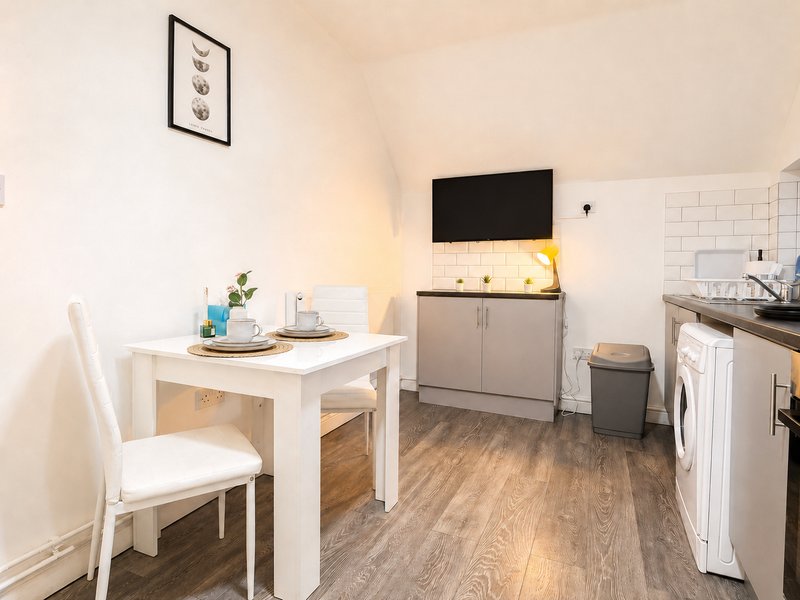 The Shed - Cosy 2-bedroom flat with free parking