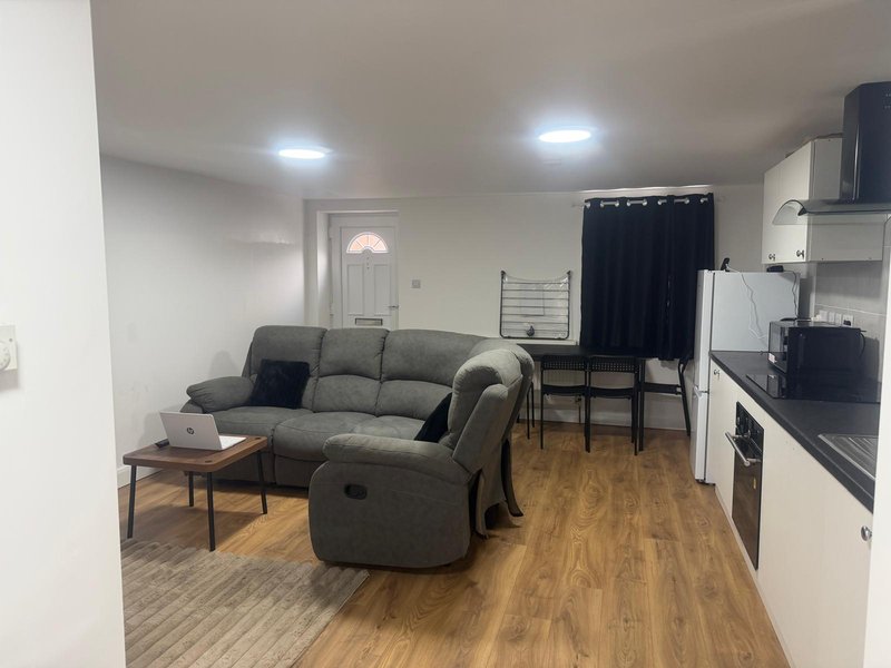 Cozy Luton Airport Stay | 1 Bedroom + Sofa Bed | Modern & Clean