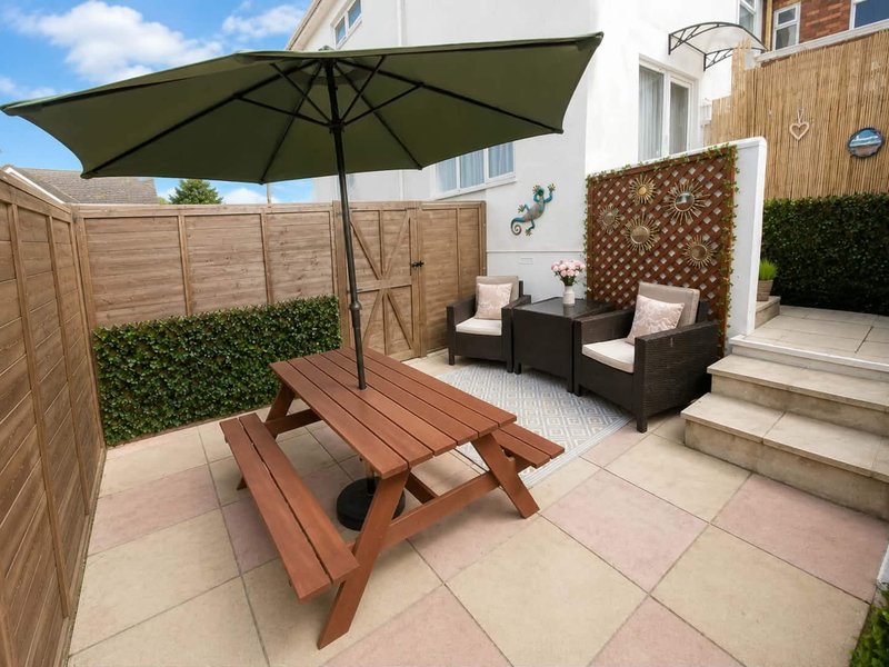 The Garden Flat: 2-Bed Ground-Floor Flat with Courtyard and Parking, Paignton