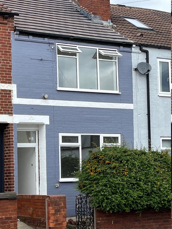 Modern 4 bed property close to motorway, on street parking & fast wi-fi