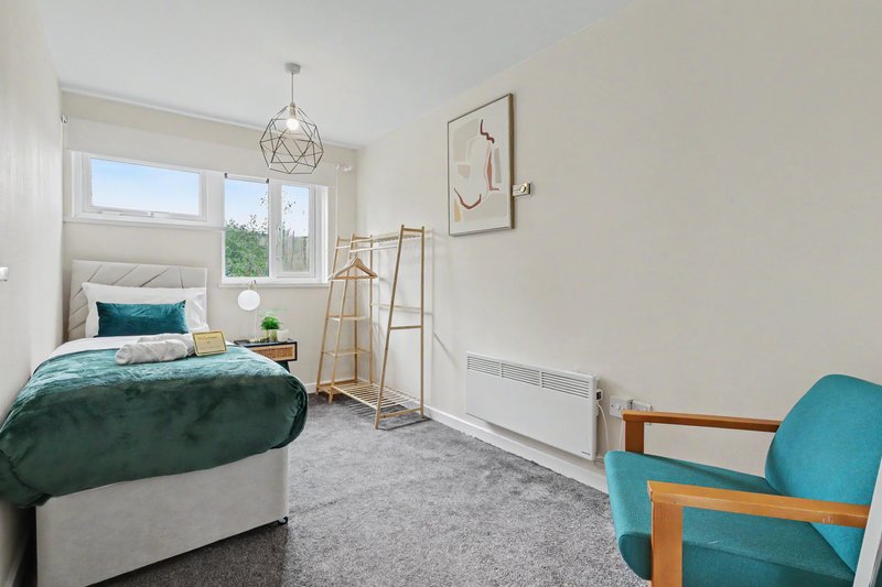 Comfortable Flat in Bedford Sleeps 3 to 4 Guests with Free Parking