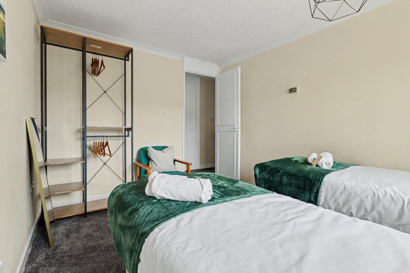 Comfortable Flat in Bedford Sleeps 3 to 4 Guests with Free Parking